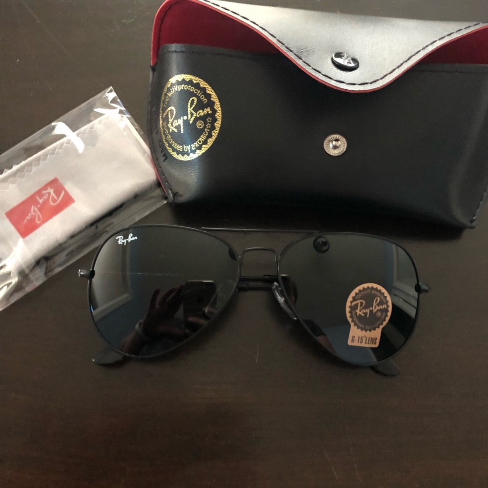 Black rayban aviators